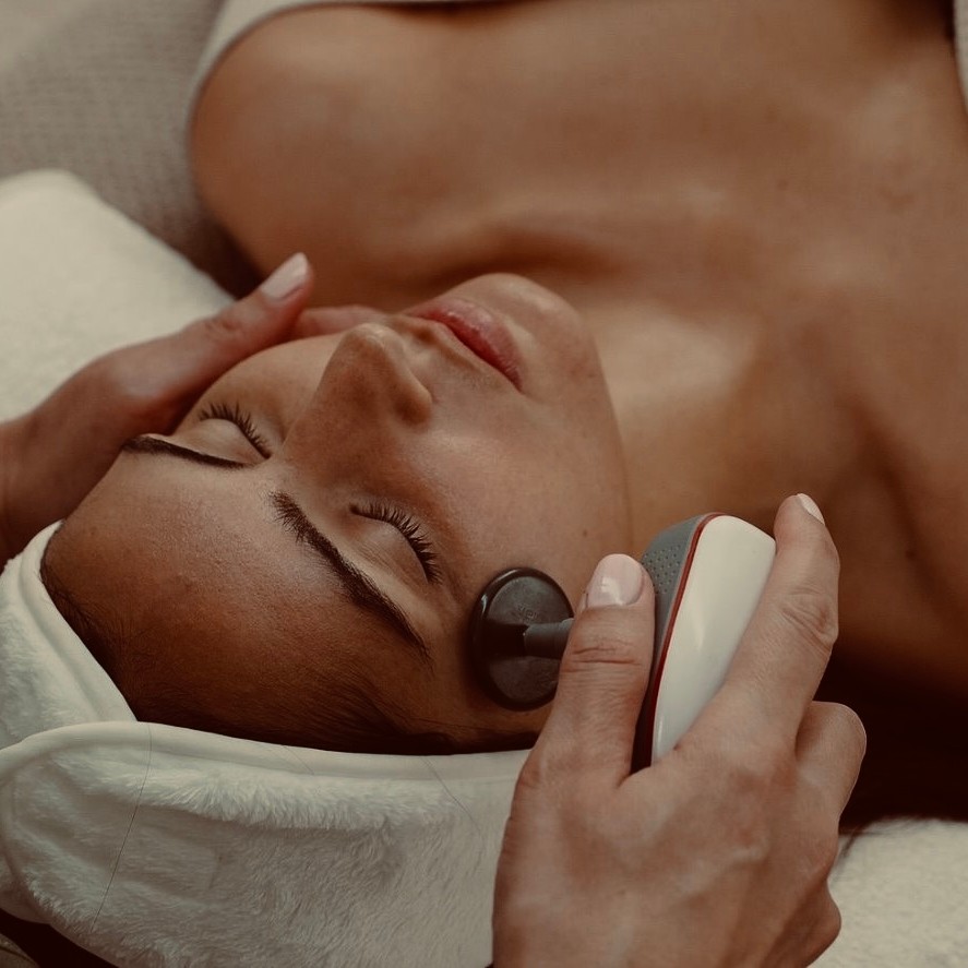 Paciente relajada durante un tratamiento facial